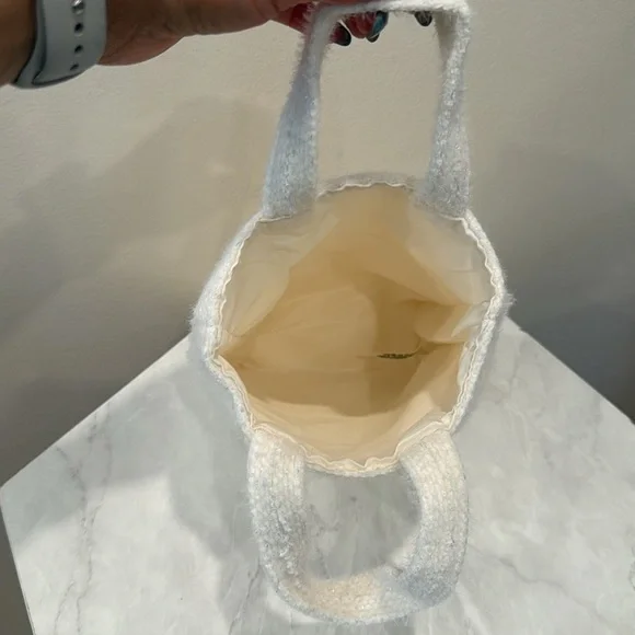 🔥CHANEL White and Gold Beauty Bag🔥 - Picture 3 of 6